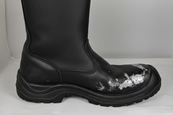 Mũi giày thép bị cong hoặc biến dạng