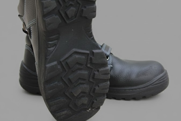 Đế giày bị mòn, trơn khi di chuyển